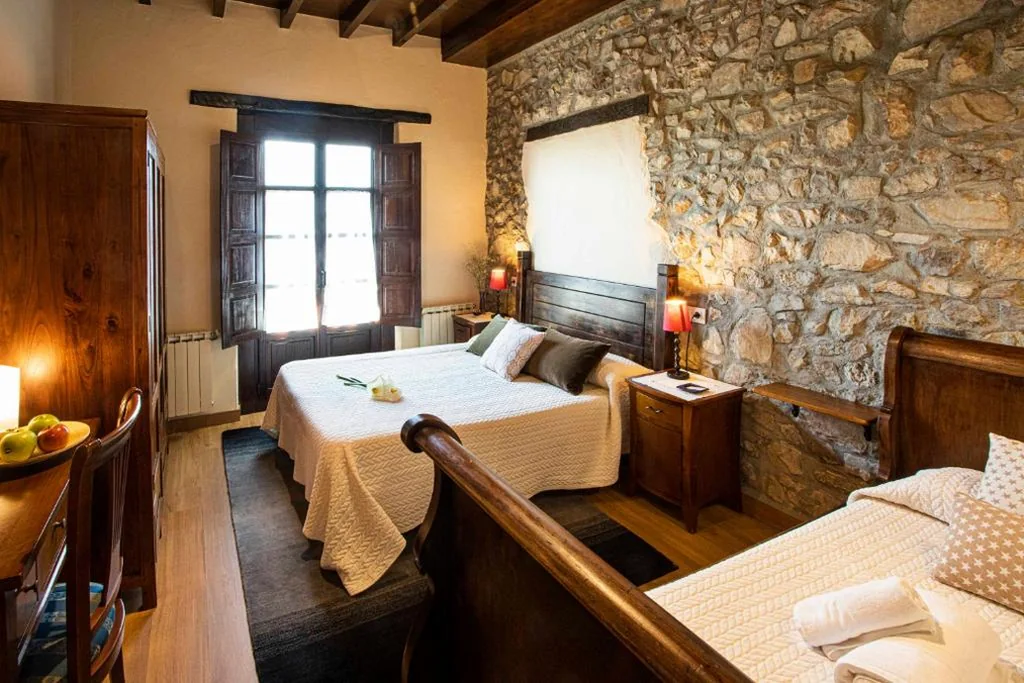 Dreibettzimmer (2 Erwachsene + 1 Kind) — La Casona de Tresgrandas