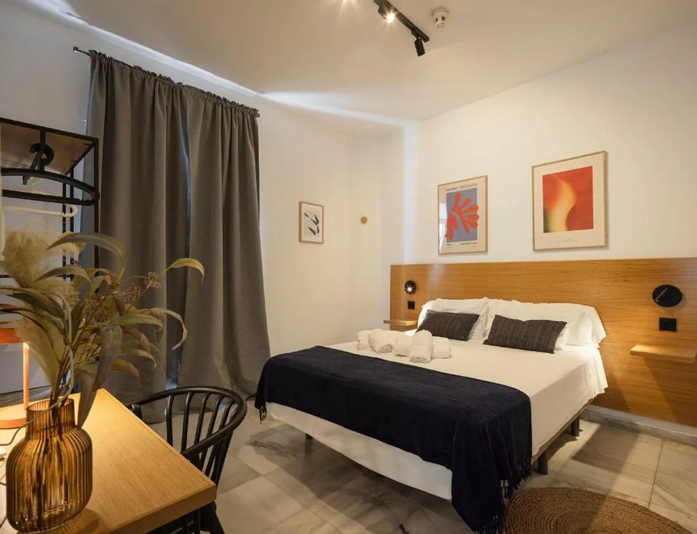 Chambre avec grand lit et balcon — La Central Sevilla