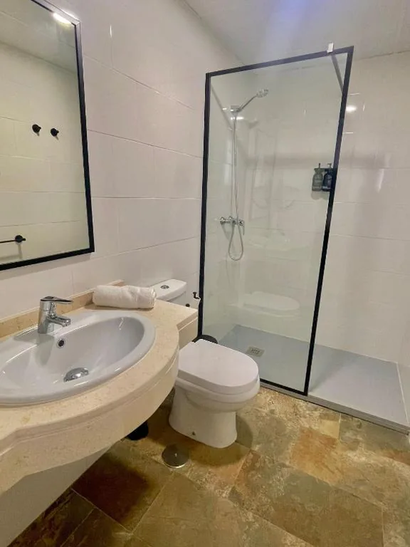 Habitación con cama extragrande y ducha a ras de suelo - Adaptada para personas con movilidad reducida — La Cilla, Hospedería Casa Molino