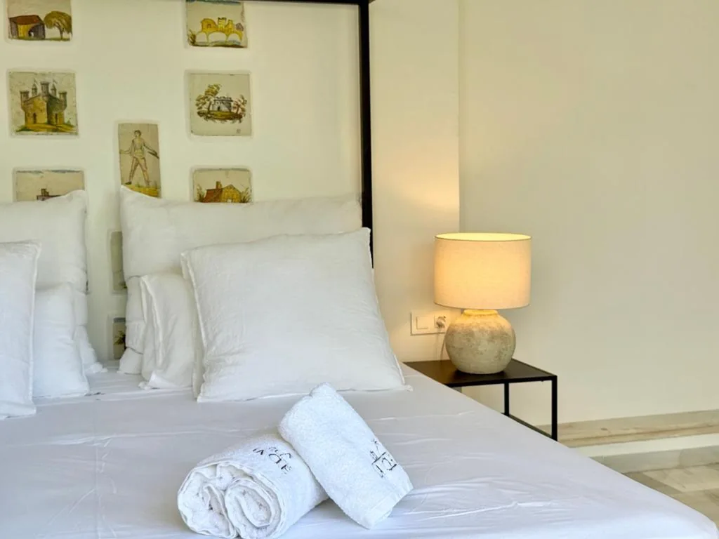 Camera con letto matrimoniale grande e balcone — La Clé Boutique Hotel Old Town Marbella