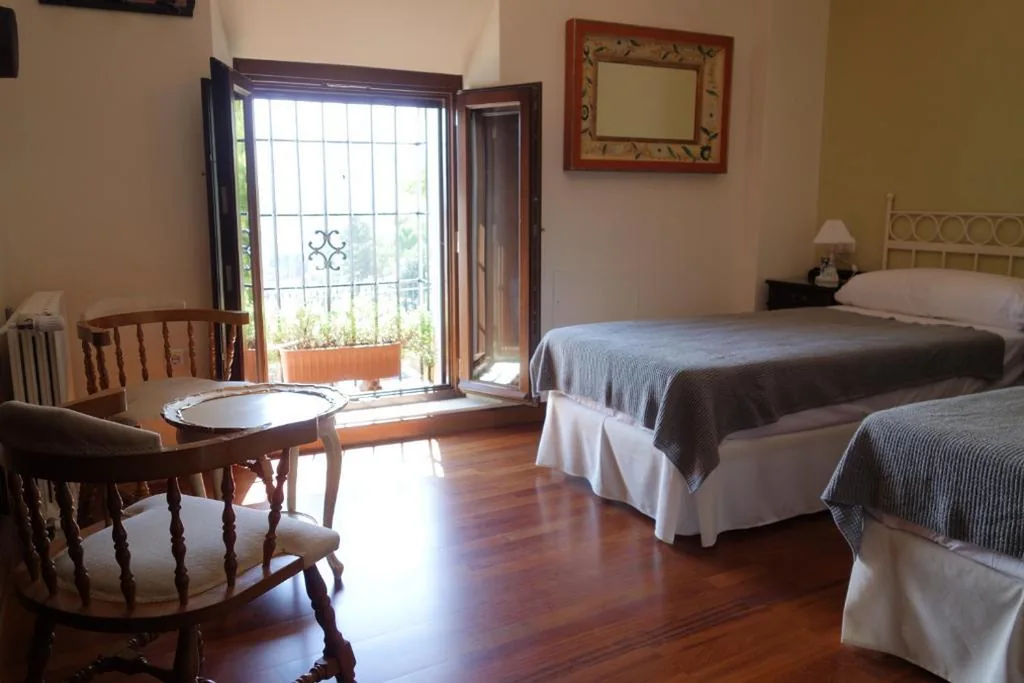 Habitación Doble con baño privado externo y vistas a la montaña — La Escondida Ronda, B&B