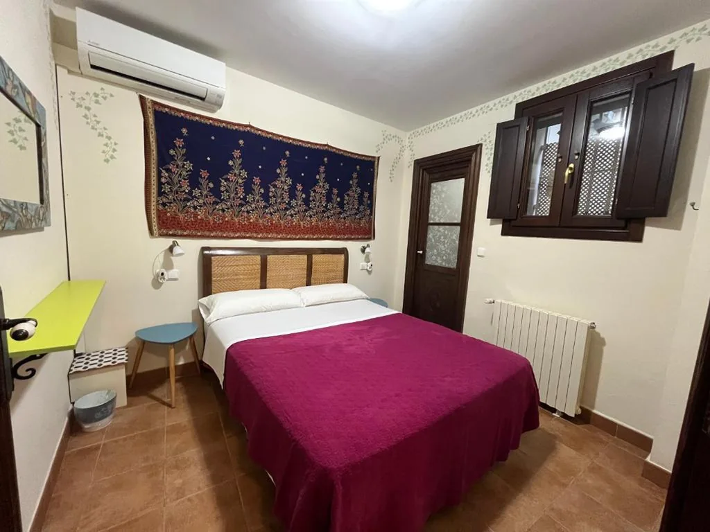 Habitación Doble con baño privado (sin vistas) — La Escondida Ronda, B&B