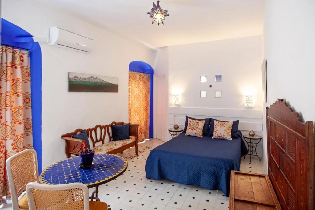 Suite met groot tweepersoonsbed en balkon — La Estrella de Tarifa