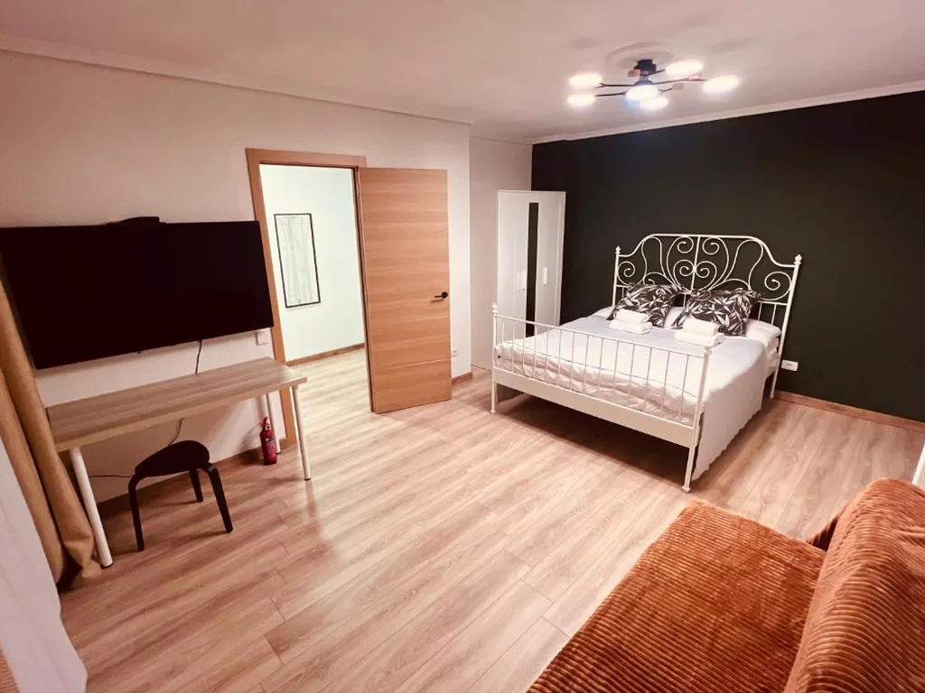 Appartement met 1 slaapkamer en balkon — La Familia con parking gratuito