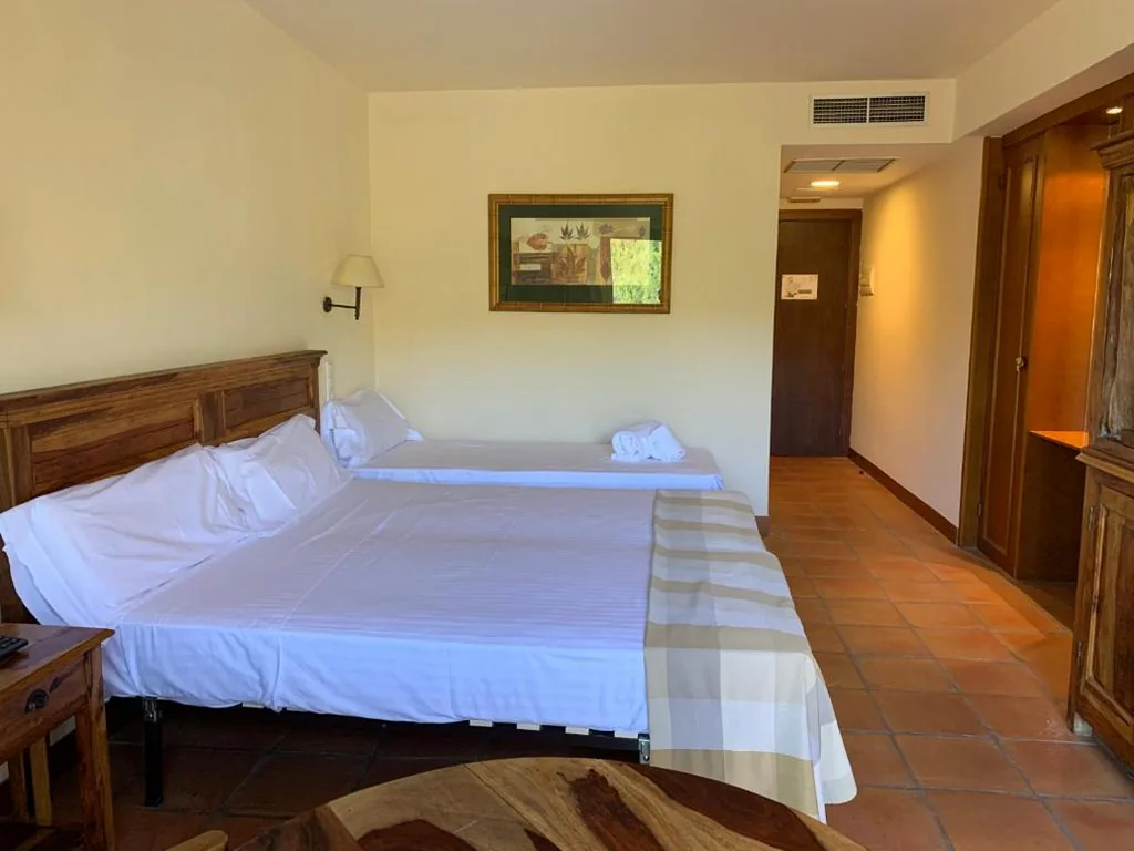 Dreibettzimmer — La Figuerola Hotel & Restaurant
