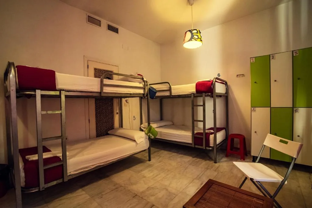 Posto letto in dormitorio misto condiviso da 6 posti — La Flamenka Hostel