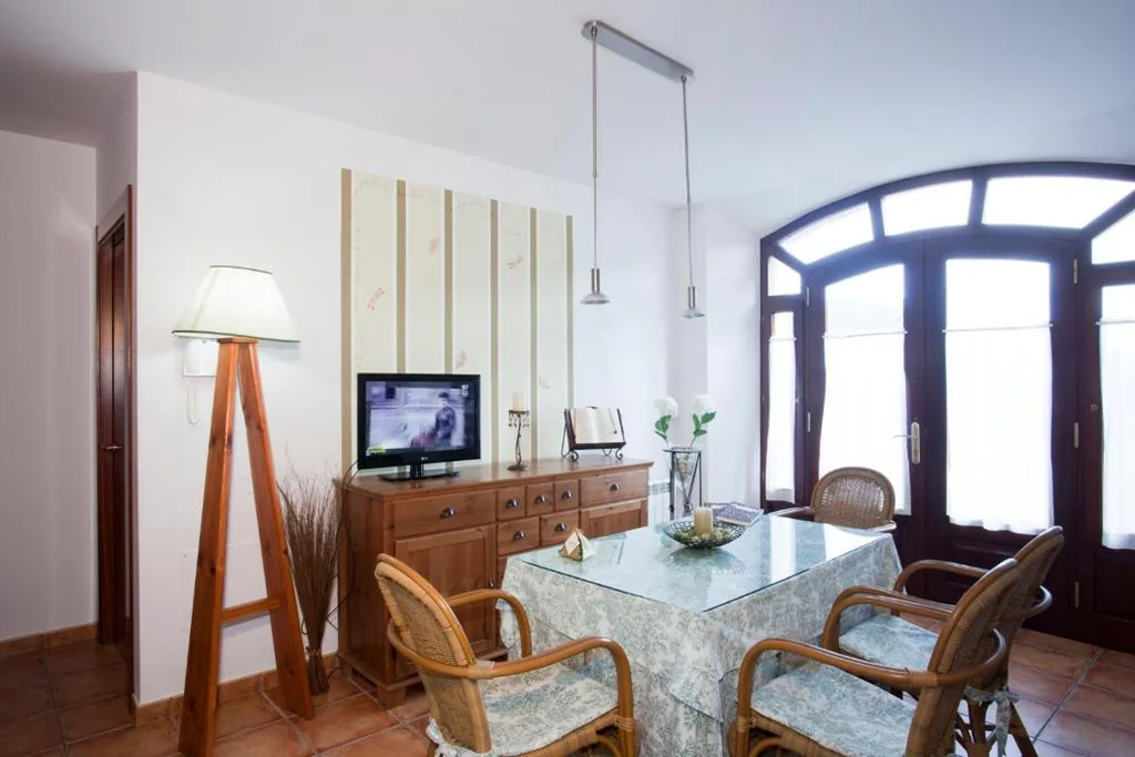 Apartamento de 2 dormitorios con acceso para personas de movilidad reducida — La Fonda de Bustio