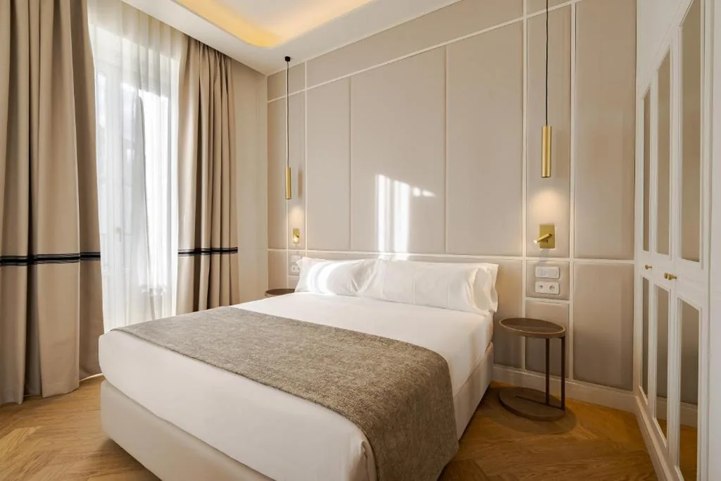 Habitación Doble Deluxe con vistas a la Puerta del Sol — La Fonda de los Príncipes