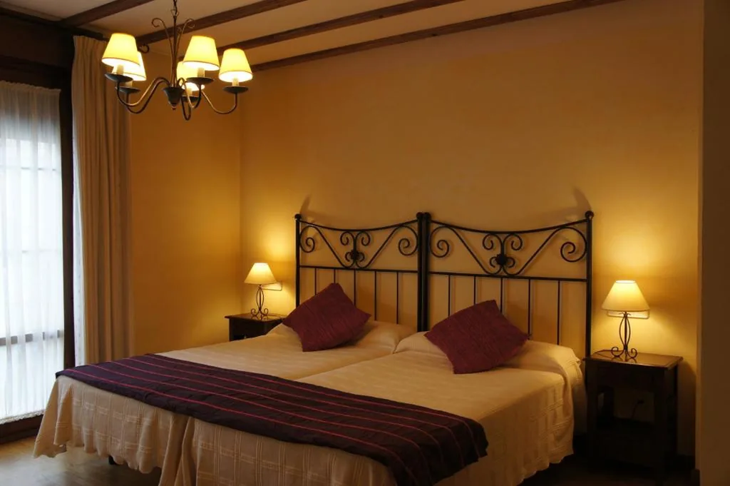 Tweepersoonskamer - 1 of 2 bedden — La Hosteria de Castroviejo