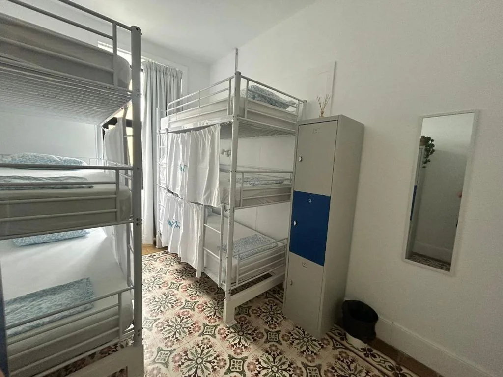 Litera en dormitorio compartido mixto con 9 camas — La Isleta Nest Hostel