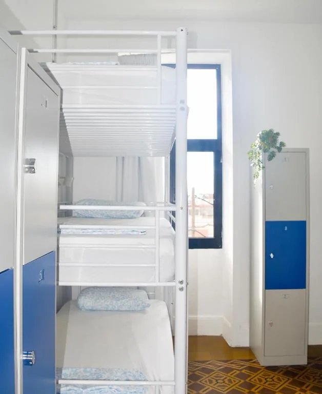 Litera en habitación compartida femenina de 9 camas — La Isleta Nest Hostel