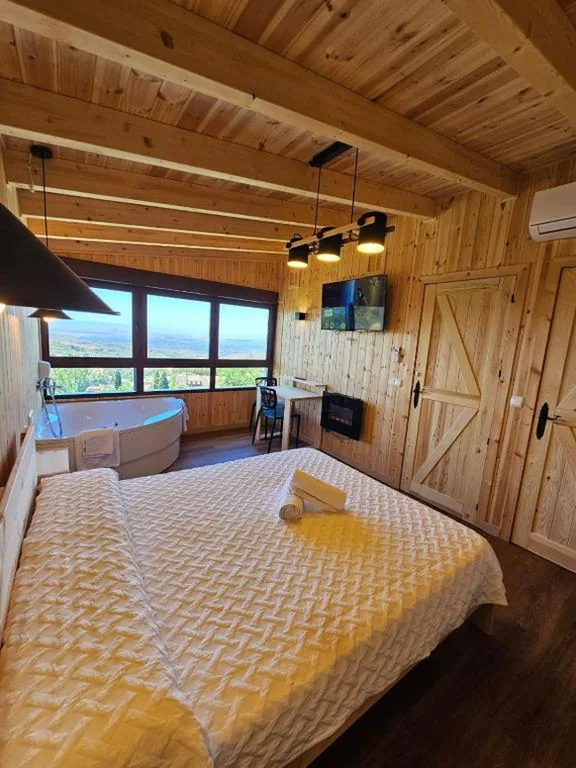Deluxe Suite with Hot Tub — La Luna del sur B&B