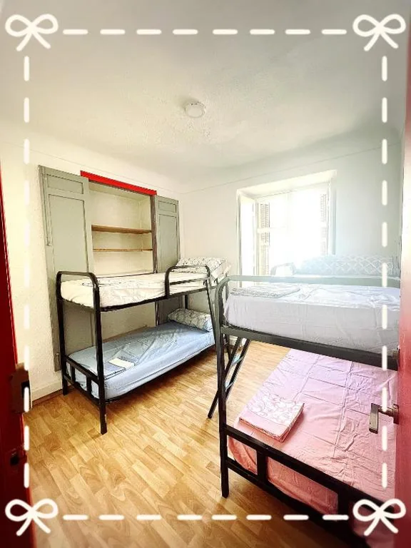 Cama em quarto partilhado feminino com 4 camas — La Merced Centro Rooms