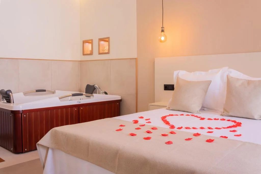 Doppelzimmer mit Whirlpool-Badewanne — La Mina Hostal Boutique