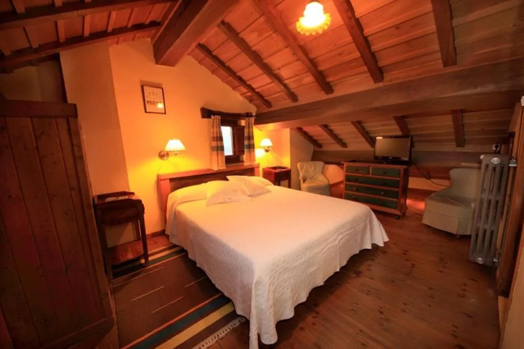 Habitación Doble Pequeña — La Montaña Mágica Hotel Rural