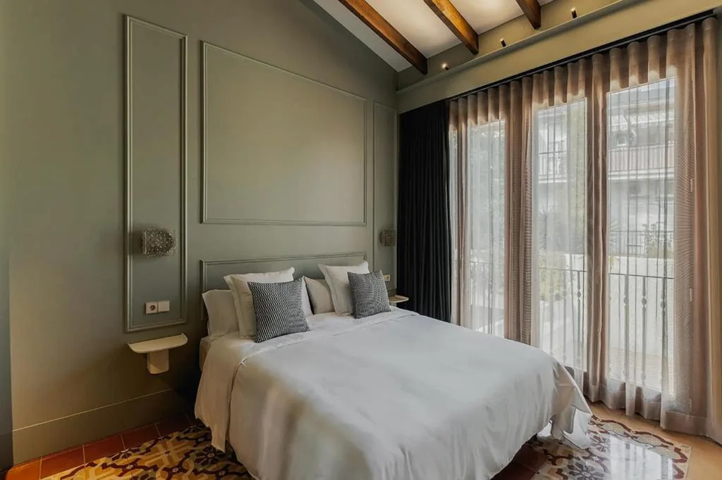Habitación con cama grande y vistas al jardín — La Novieta Boutique Hotel - Adults Only