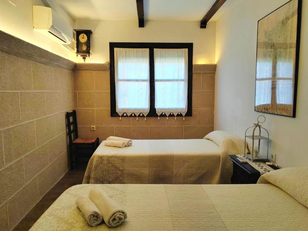 Habitación Doble con baño compartido - 2 camas — La pension del Parador