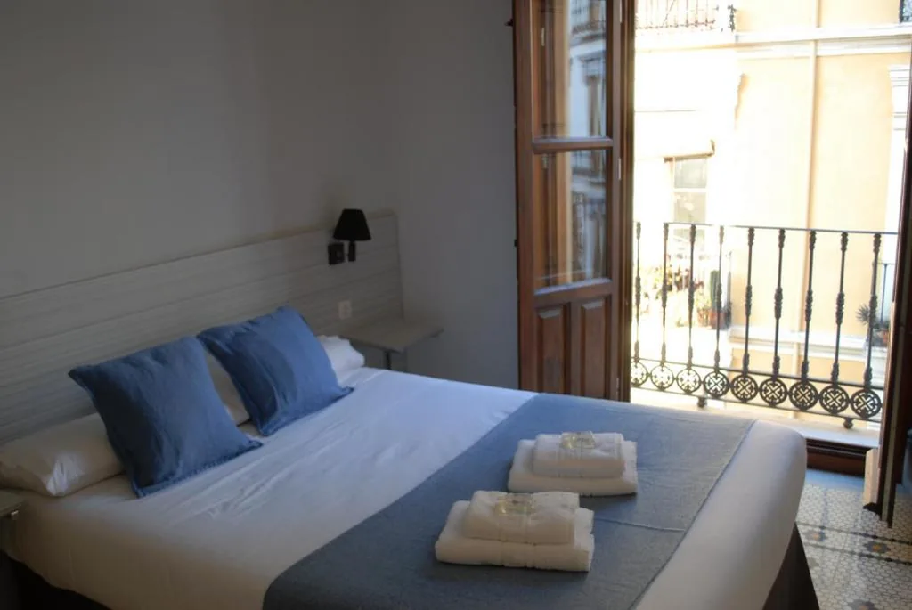Habitación Doble con baño privado externo — La Perla Granada Suites
