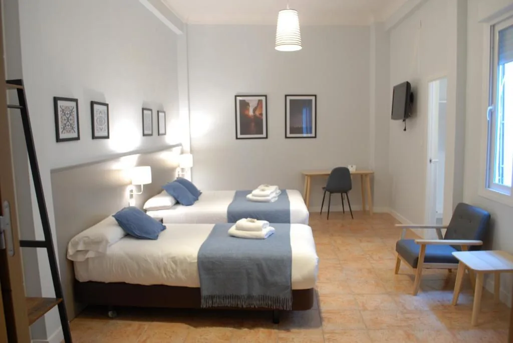 Habitación Triple — La Perla Granada Suites