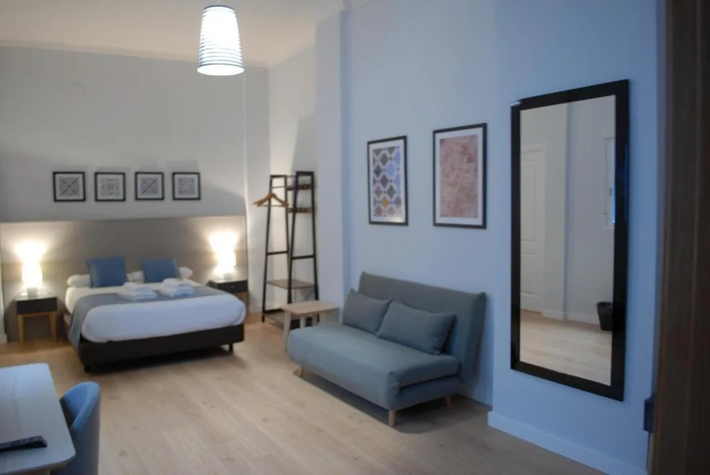 Habitación Triple Superior — La Perla Granada Suites
