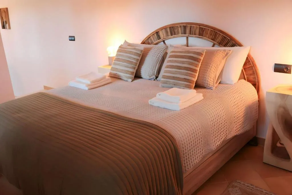 Habitación con cama extragrande y vistas al jardín — La Pina Verde