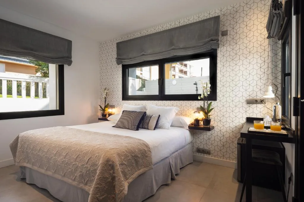 Double Room with Private Bathroom - 2 Beds — La Playa