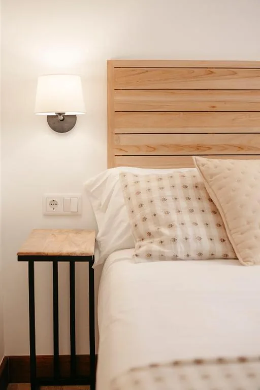 Habitación Cuádruple Superior con balcón y vistas al castillo — La Plaza Hostal