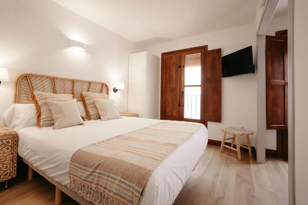 Habitación Doble Amplia con balcón — La Plaza Hostal