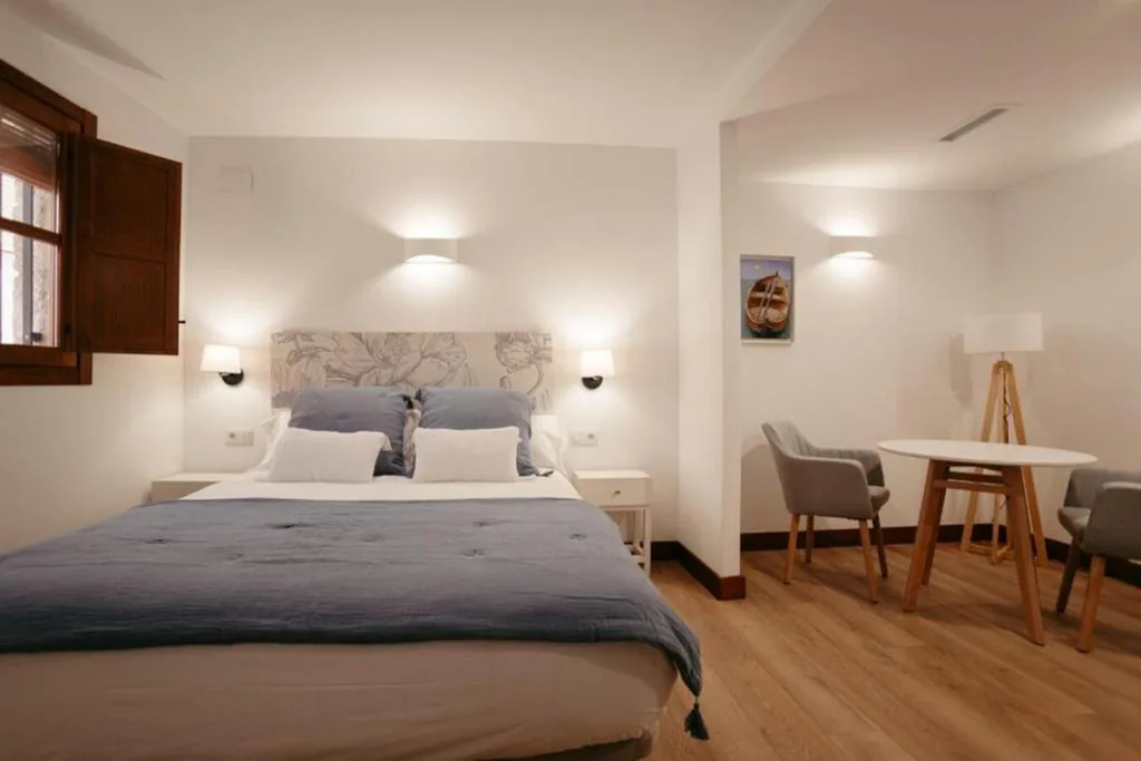 Habitación Doble Amplia — La Plaza Hostal