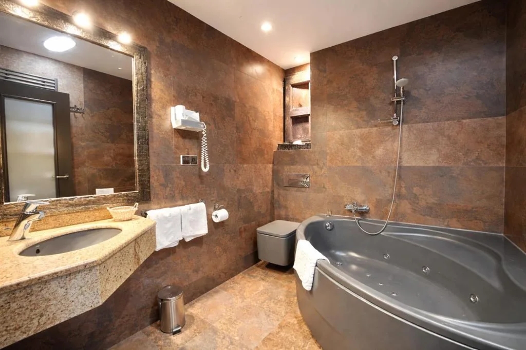 Suite con vasca idromassaggio — La Posada d'Àneu by RdA Hotels