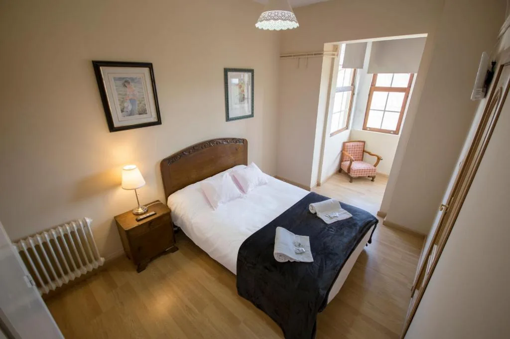 客室外に専用バスルームがあるシングルルーム — La Posada de La Casona de Sarria