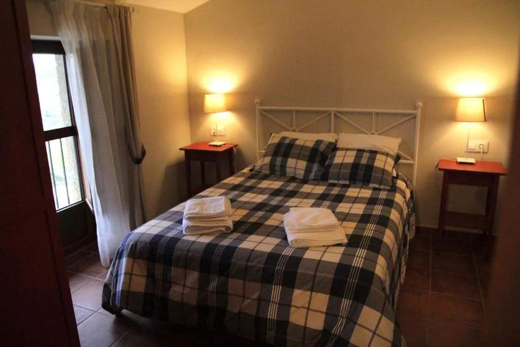 Habitación con cama grande — LA POSADA DE SOFUENTES