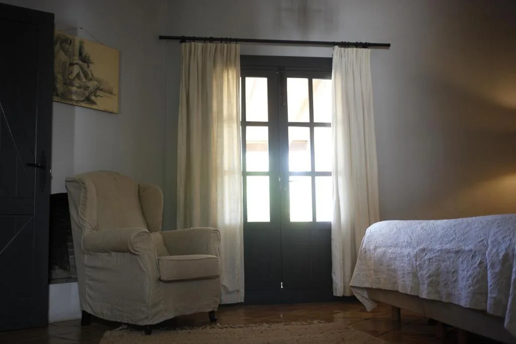 Camera con letto king-size e vista sul giardino — La Posada del Torcal