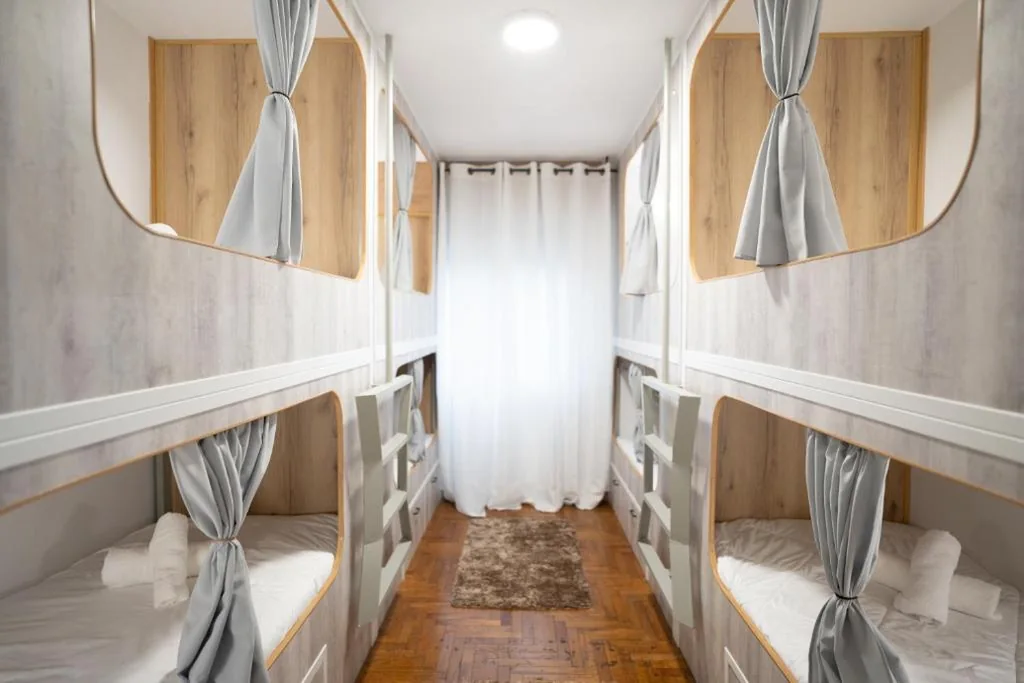 Cama en dormitorio masculino compartido — La posada