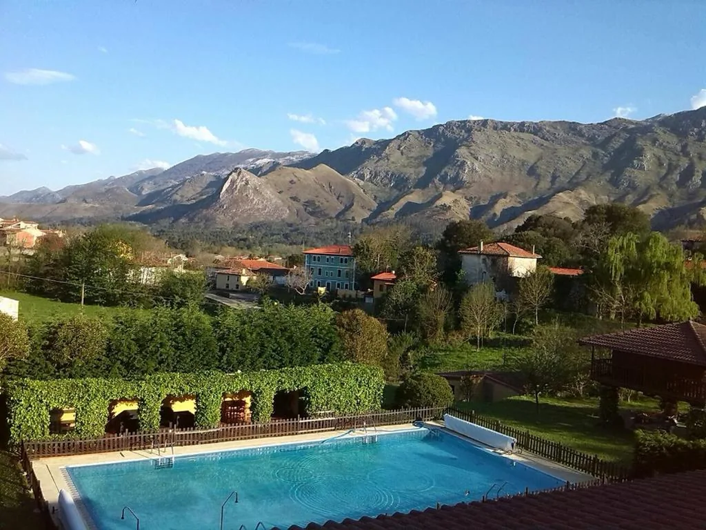 Habitación Triple con vistas a la piscina — La Quintana del Cuera