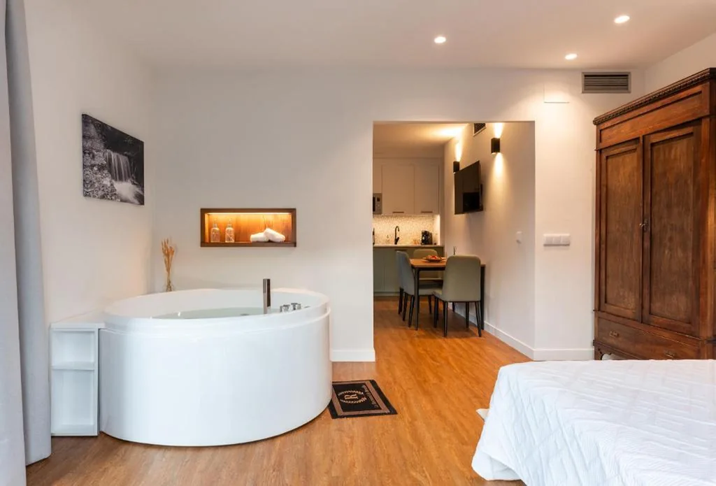 Apartment mit 1 Schlafzimmer und Whirlpool — La Rectoral de Besullo