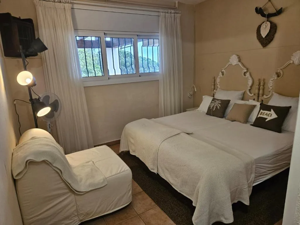 庭園の景色を望むスタンダードツインルーム — La Roqueta Hotel