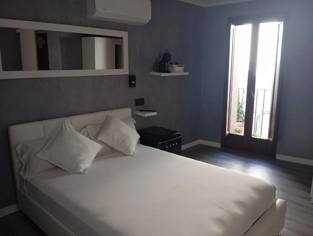 Room with Large Bed and Hot Tub — La Sepia Boba (Adults only)