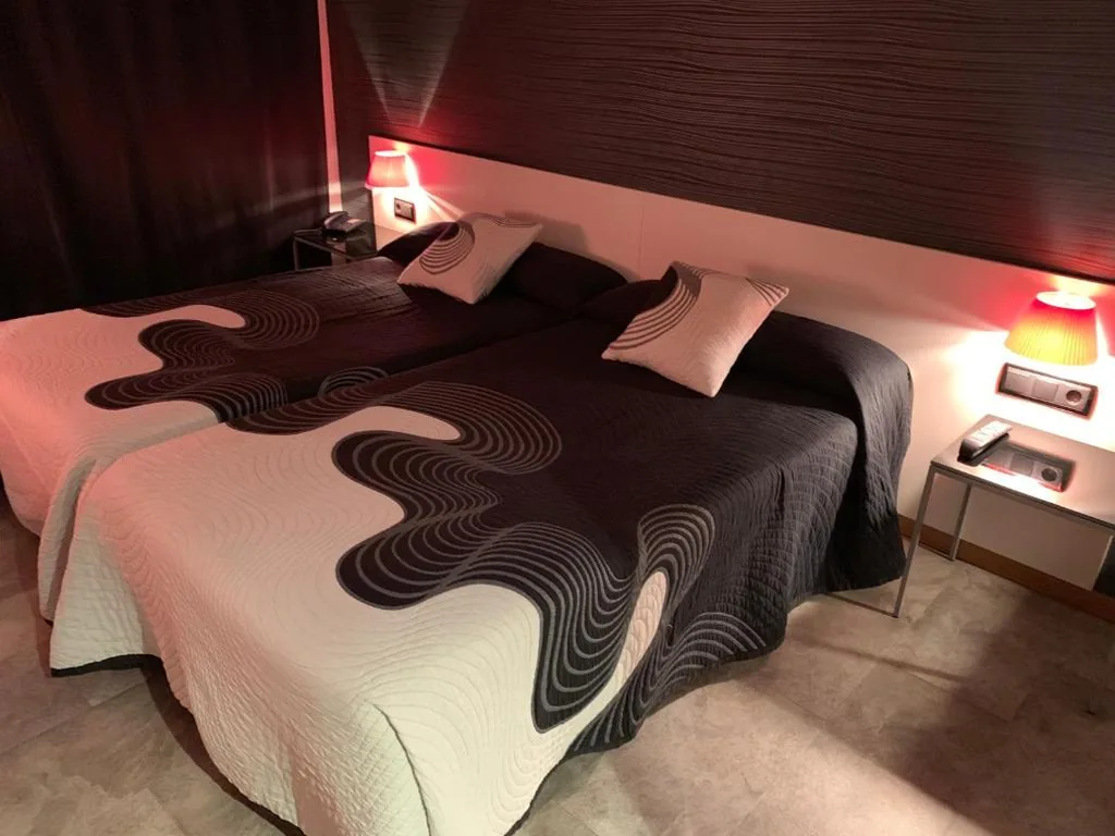 Camera matrimoniale con letti singoli — La Suite Hotel