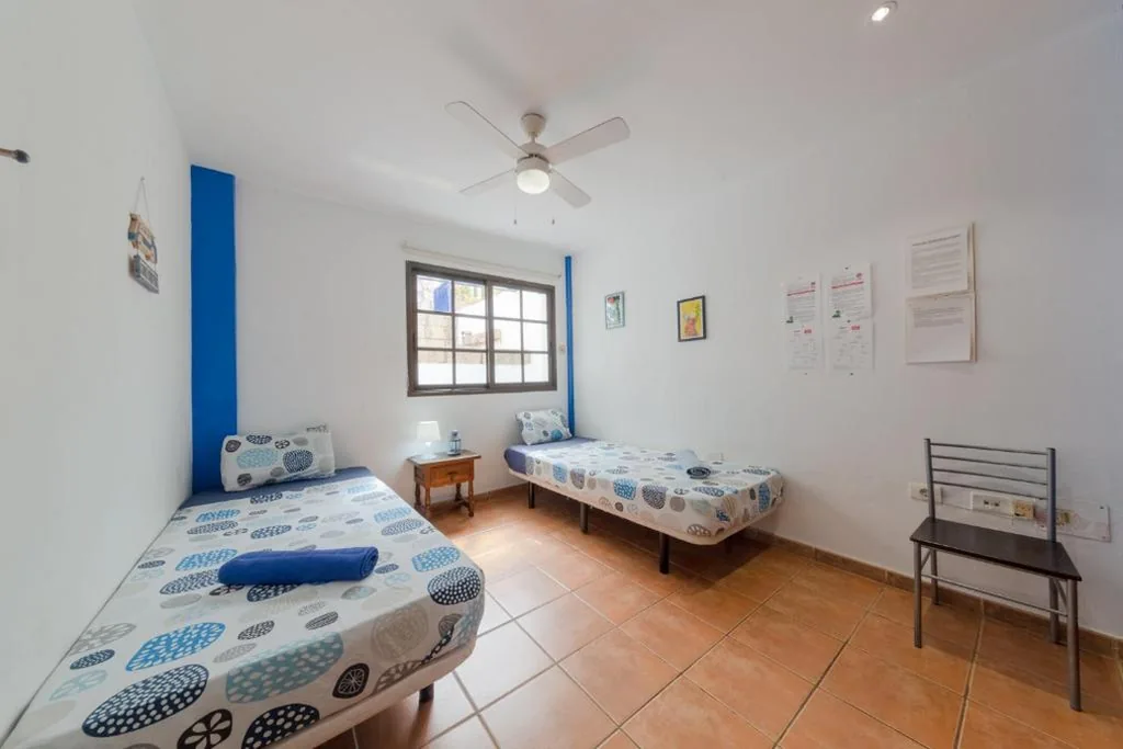 共用バスルーム付きダブルルーム・ベッド2台 — La Tortuga Hostel