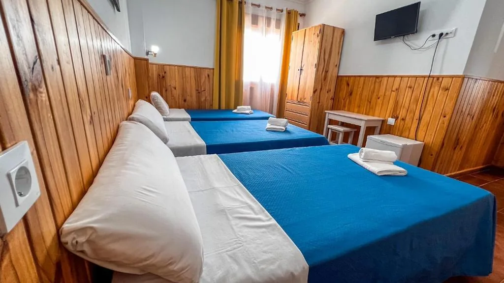 Camera Tripla con bagno privato — La Tortuga Lodging Rooms