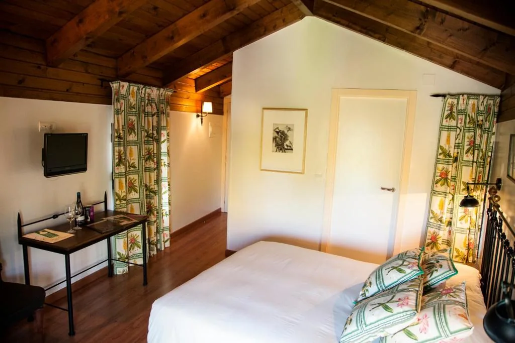 Tweepersoonskamer met bubbelbad — La Tronera del Bierzo Restaurante-Hotel