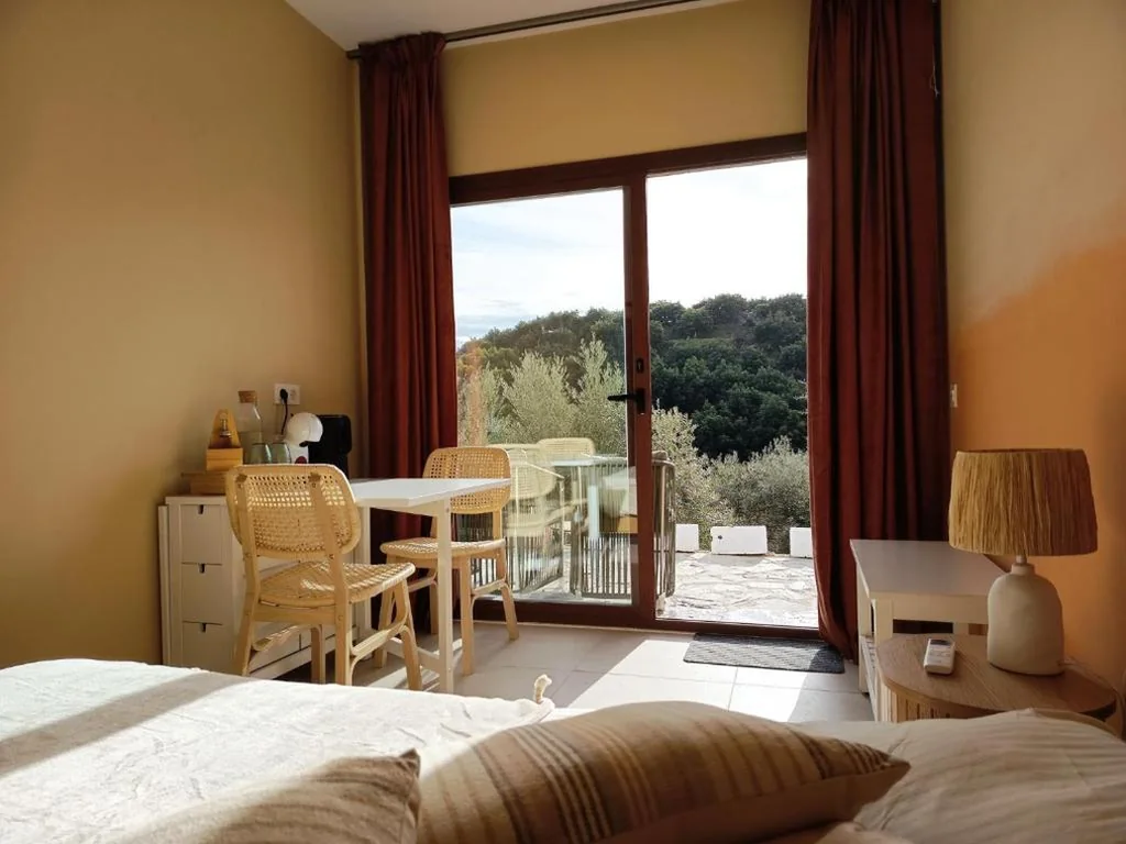 Camera con letto matrimoniale grande e vista sul giardino — La Única