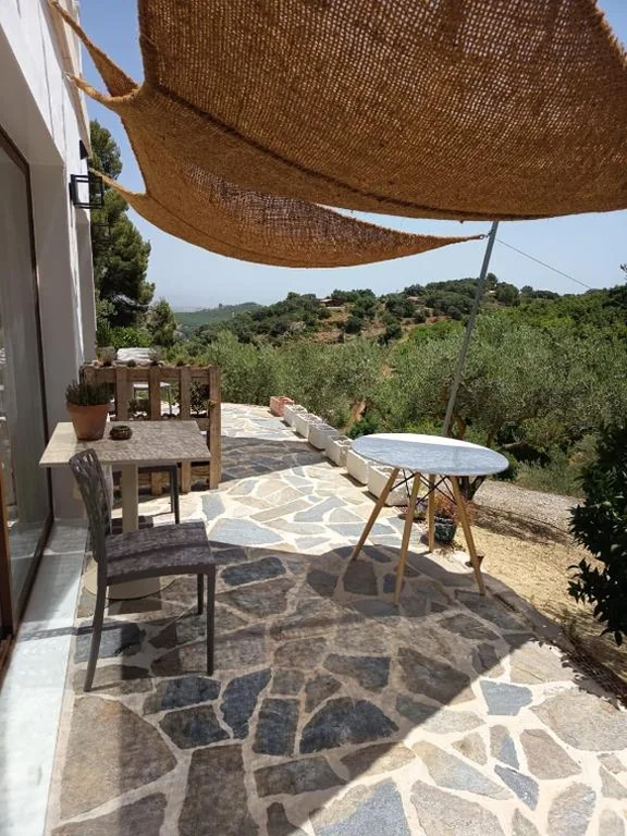 Camera con letto matrimoniale grande e vista sul giardino — La Única