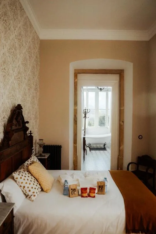 Deluxe-Doppelzimmer mit Badewanne — La Venta de Miyares - Casa de Indianos