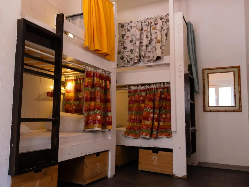 Cama en habitación compartida mixta de 6 camas — La Ventana Azul Surf Hostel