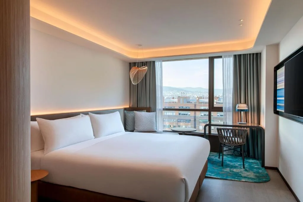 Habitación con cama extragrande y vistas a la ciudad — Labtwentytwo - Lab22, a Tribute Portfolio Hotel by Marriott