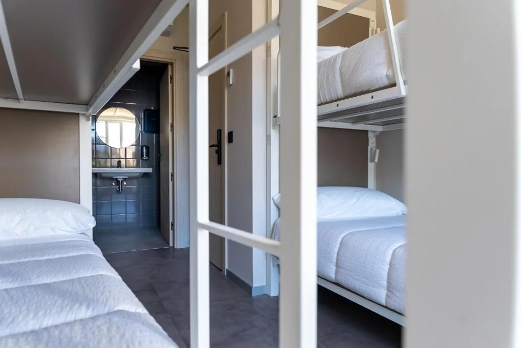 Vierbettzimmer für Frauen mit eigenem Bad — Lamia BBK Women Hostel-Solo mujeres