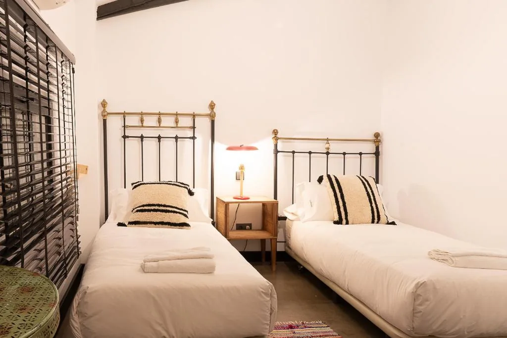 Doppelzimmer mit eigenem Bad - 2 Betten — LaNave