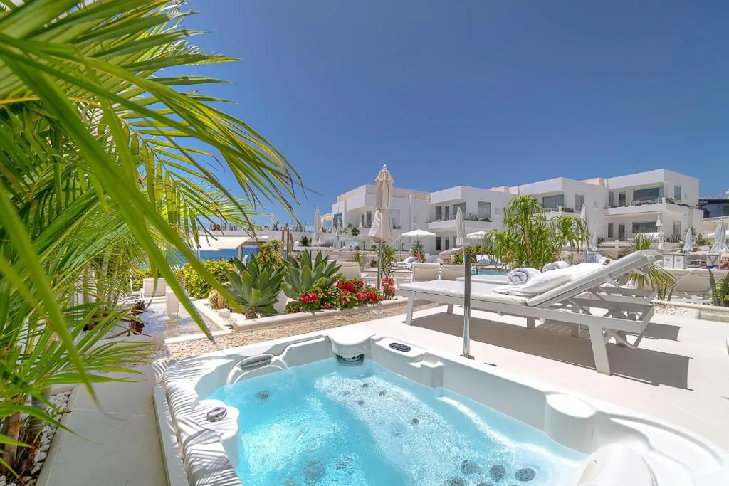 Suite Deluxe de 1 dormitorio con bañera de hidromasaje y vistas al mar — Lani's Suites de Luxe - Adults Only